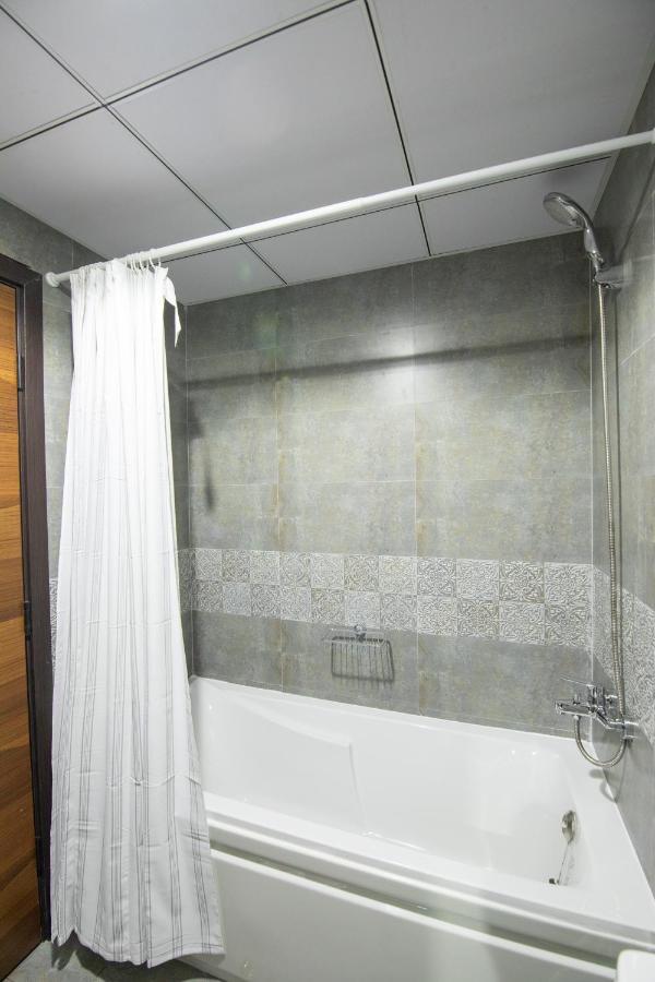 Apartment Luxury Brand New 1bd In Free Parking Near